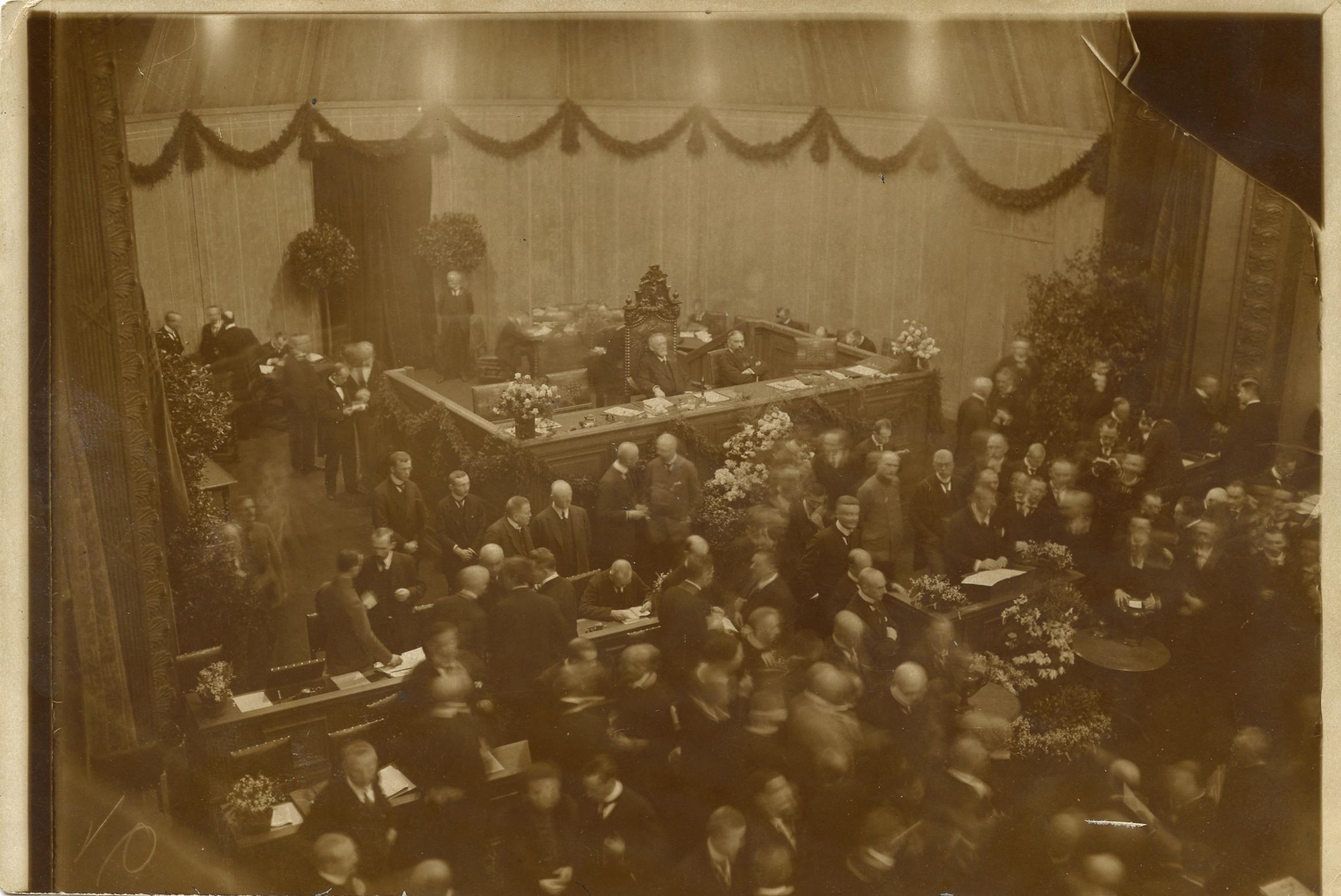 Foto: Blick in den Tagungssaal der Weimarer Nationalversammlung, 1919