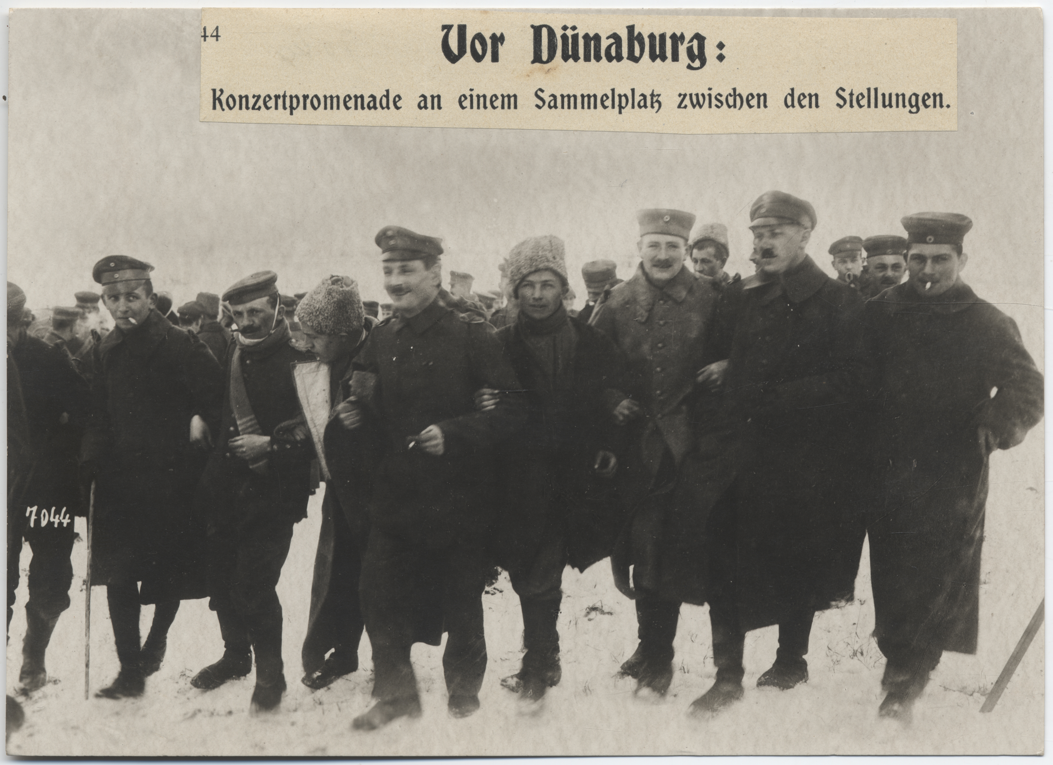 Deutsche und russische Soldaten zwischen den Stellungen bei Dünaburg, 1917/1918