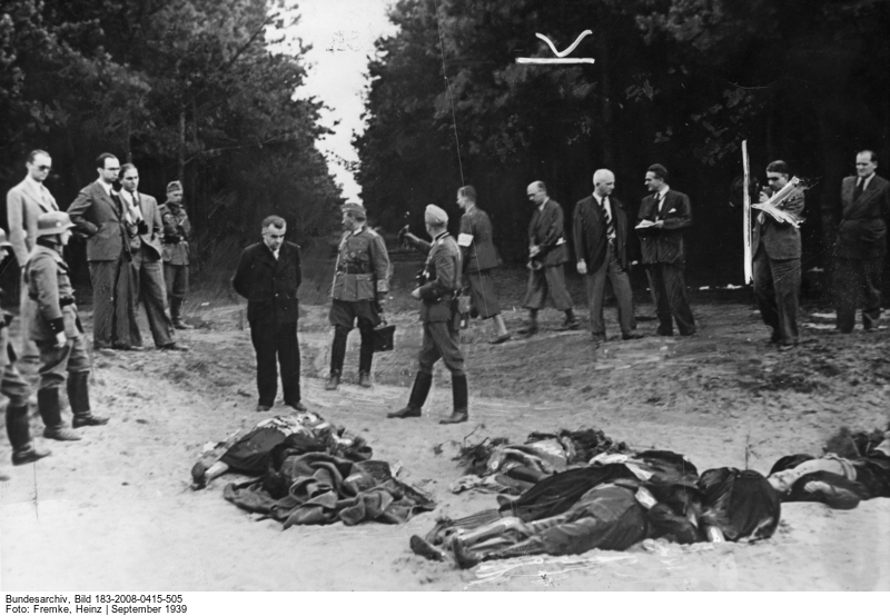 Deutsche Soldaten und internationale Journalisten vor Leichen getöteter Deutscher, 1939