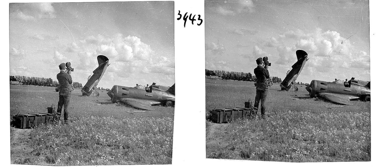 [Fotografie: Ein PK-Kameramann filmt Flugzeugwracks, 1941 (?)]