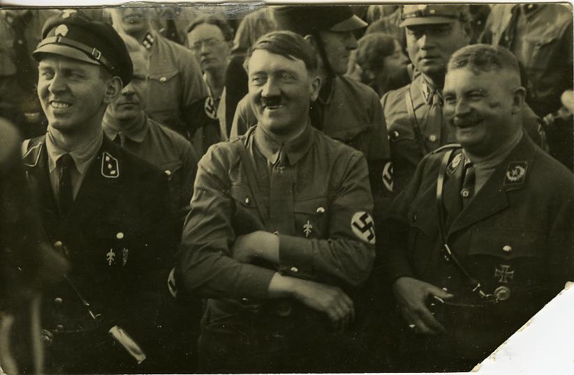 Adolf Hitler mit Julius Schaub und Ernst Röhm, um1933