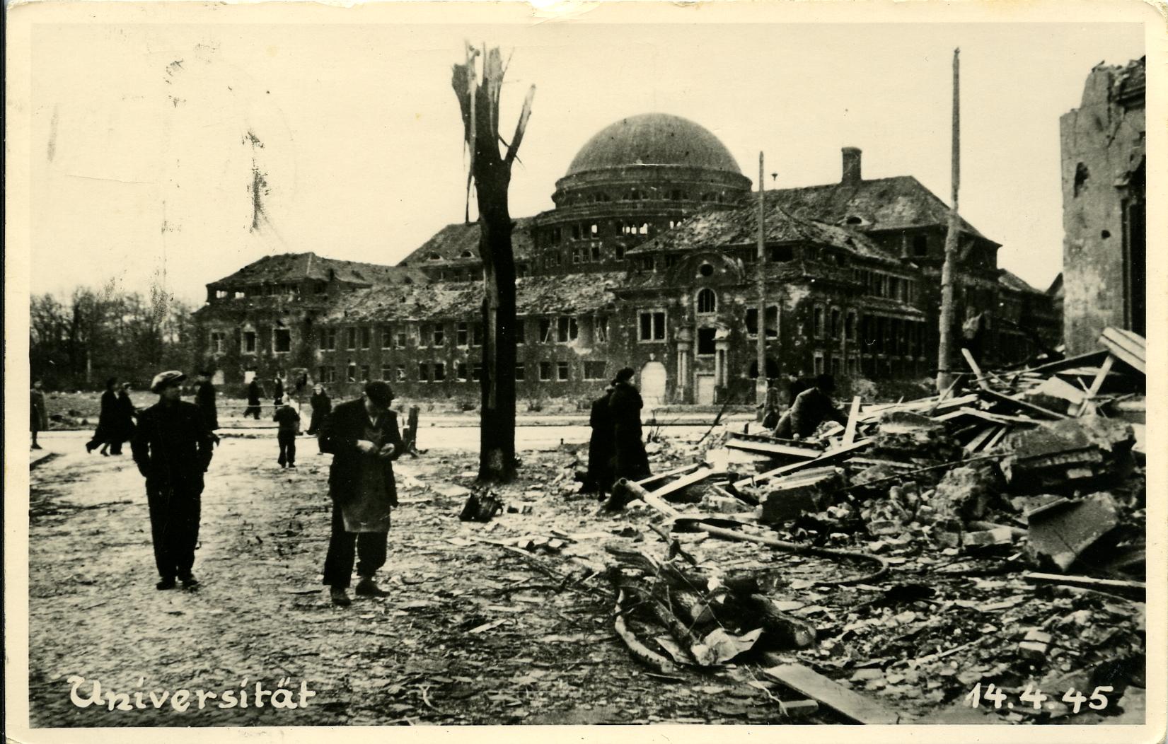 [Fotografie: Die nach Bombenangriff zerstörte Universität in Hamburg, 1945]