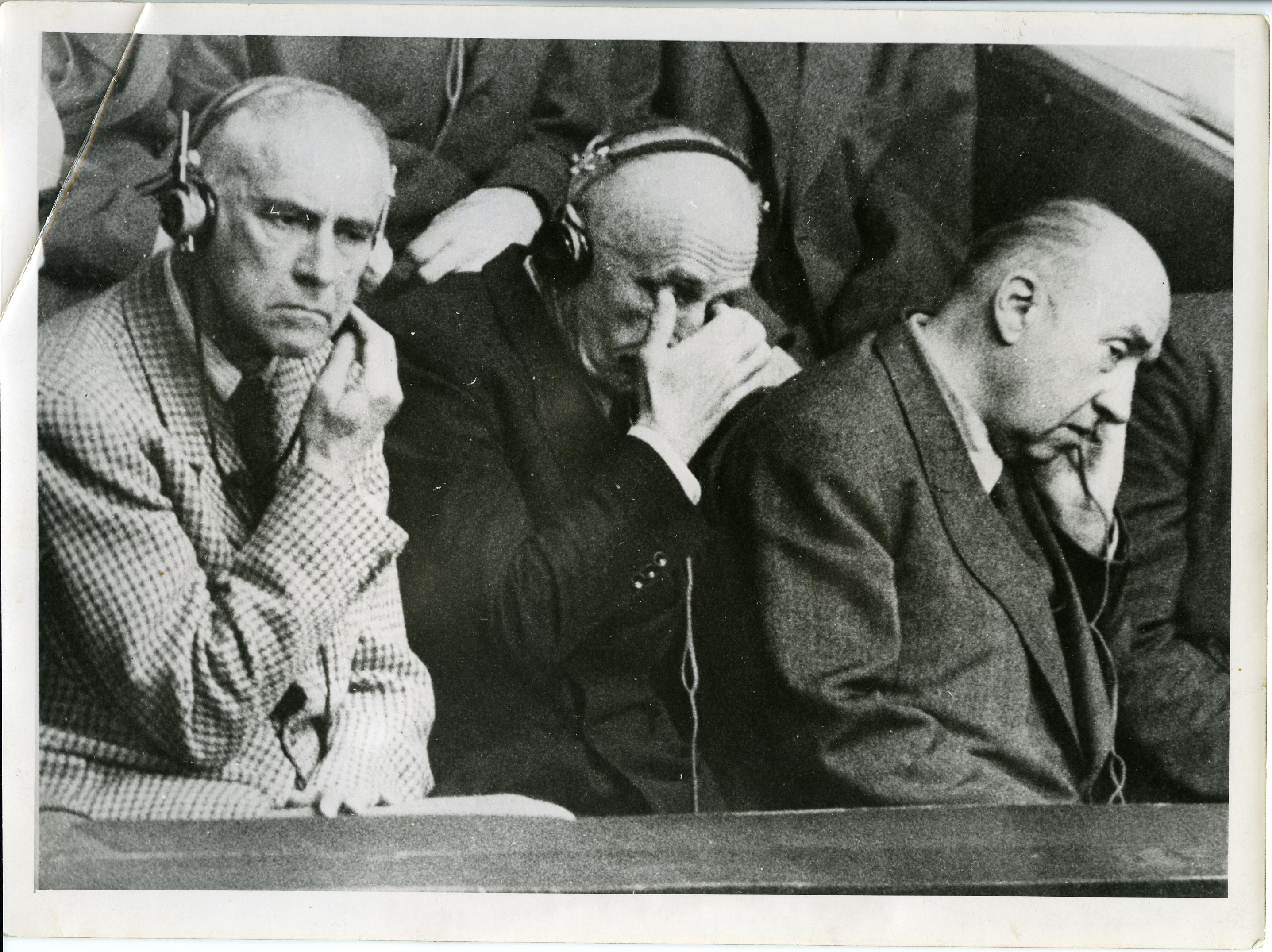 Foto: Wilhelm Frick, Julius Streicher und Walther Funk bei der Urteilsverkündung im Nürnberger Prozess, 5. Oktober 1946