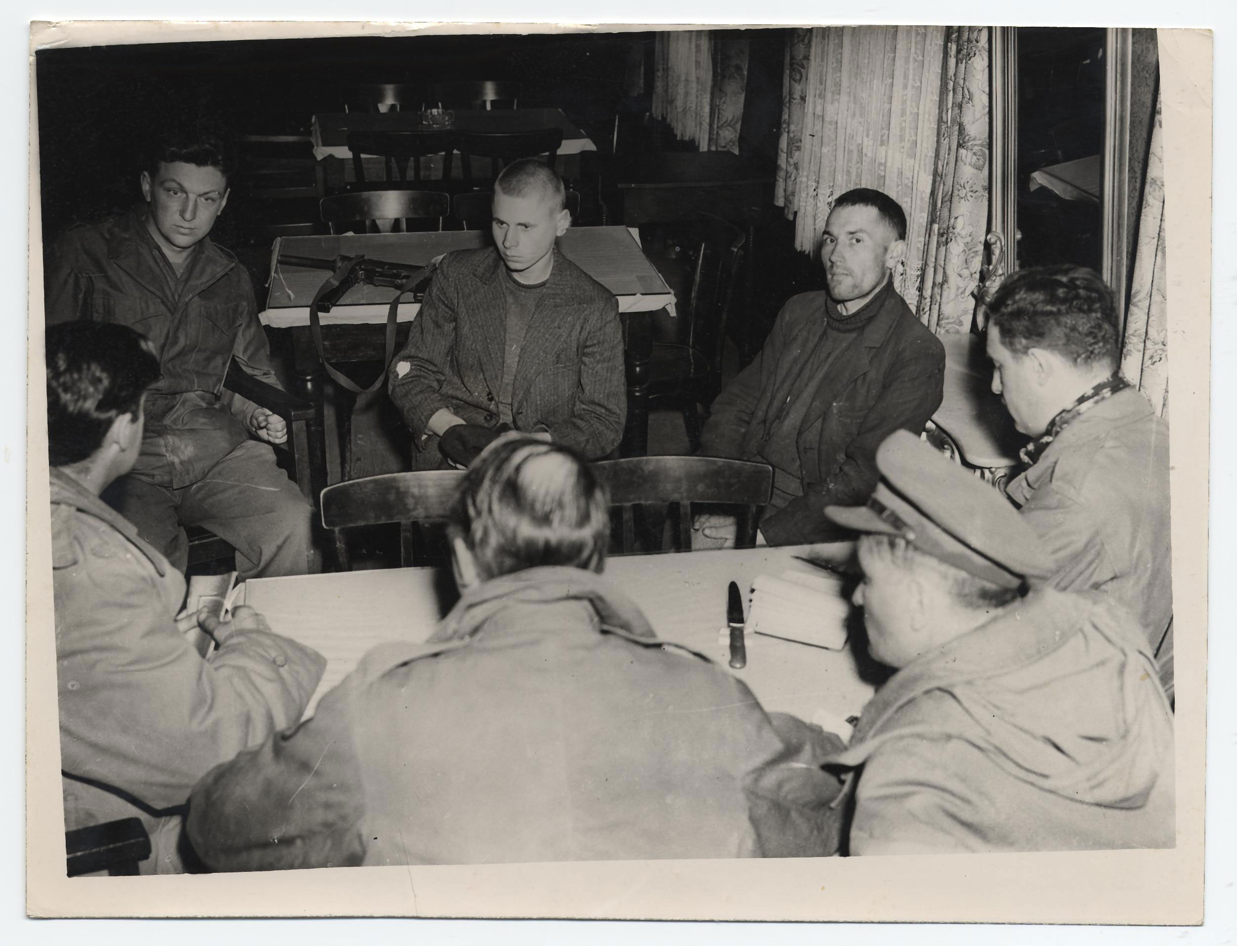 [Fotografie: Zwei Überlebende des Massakers an KZ-Häftlingen der Isenschnibber Feldscheune bei Gardelegen berichten von den Ereignissen, 1945]