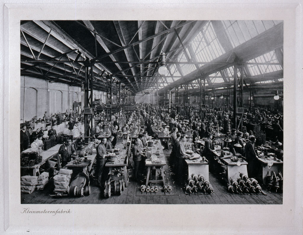 Foto: Innenansicht einer Kleinmotorenfabrik der AEG, 1908