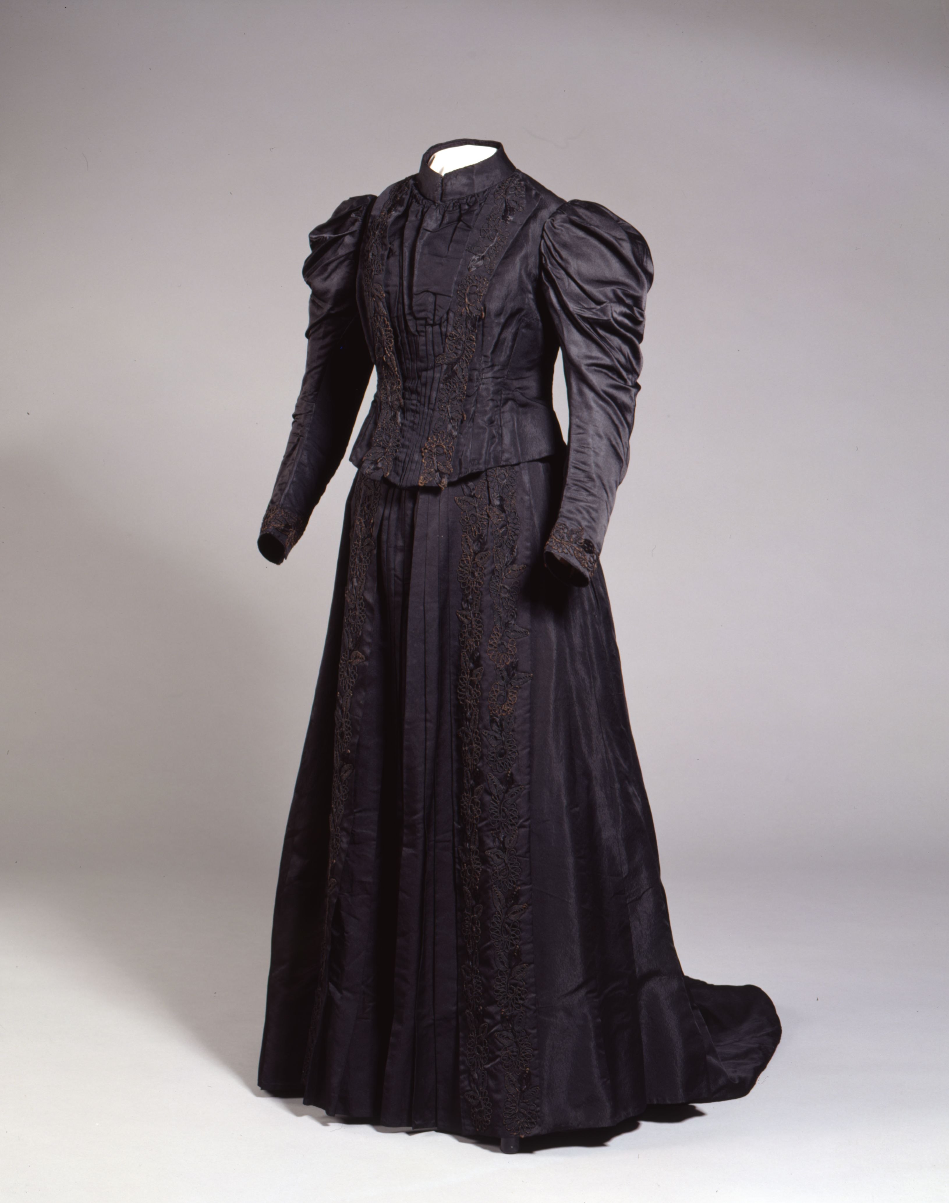 Exponat: Bekleidung: Hochzeitskleid, um 1900