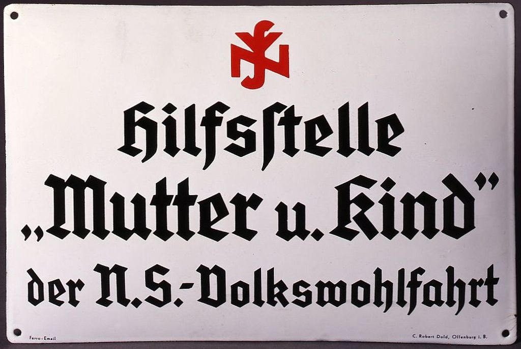 Exponat: Schild: "NSV Hilfsstelle Mutter und Kind", 1933-1945