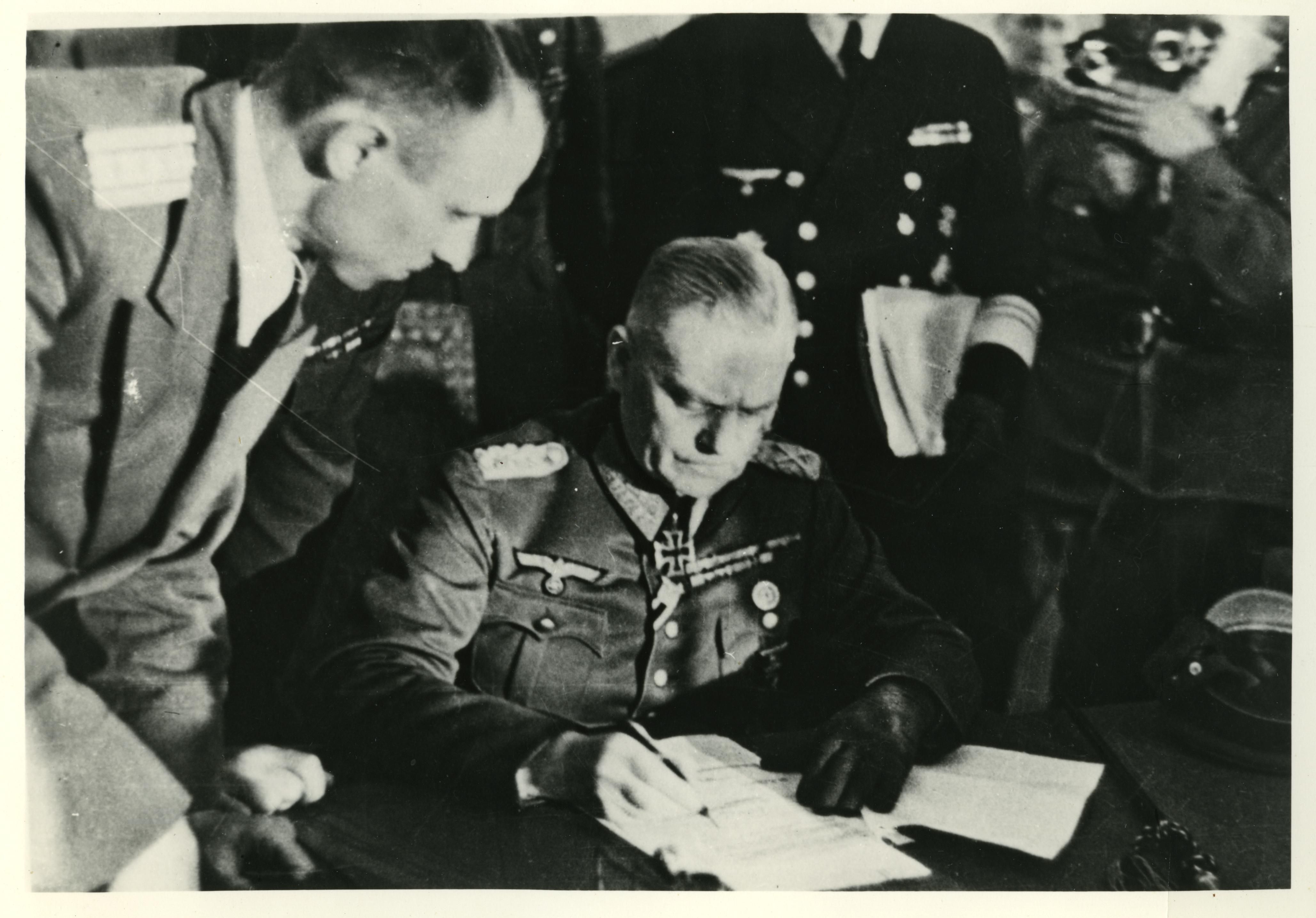 Foto: Keitel unterzeichnet die Kapitulationsurkunde, 1945