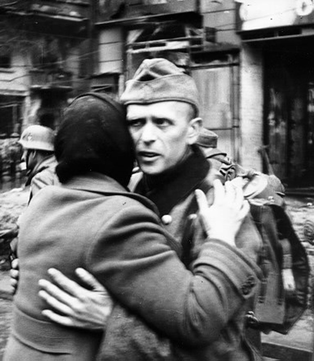 Foto: Deutscher Soldat trifft seine Frau wieder, 1945