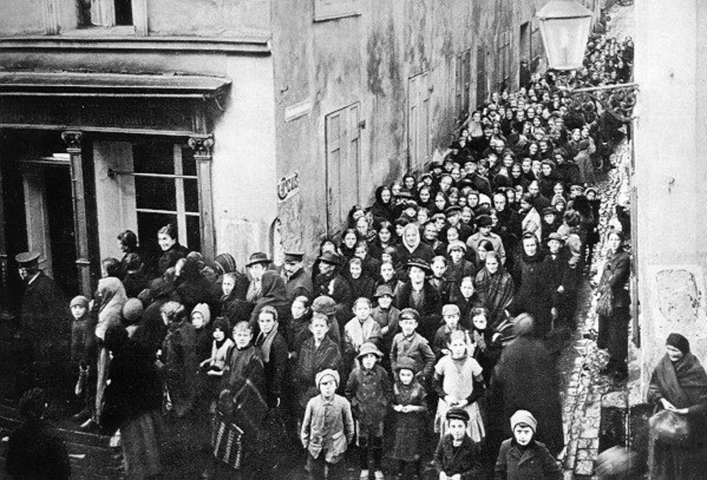 Exponat: Foto: Anstehen nach Lebensmitteln, um 1917
