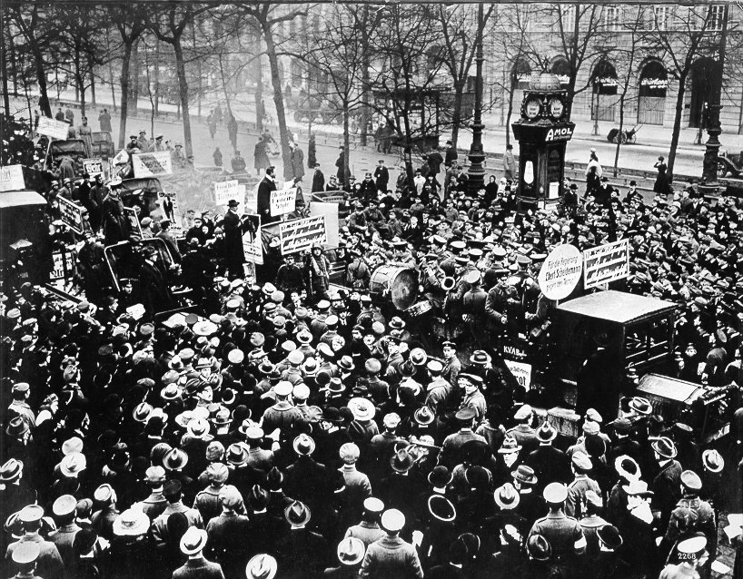 Foto: Wahlkundgebung für Ebert und Scheidemann Unter den Linden, 1919