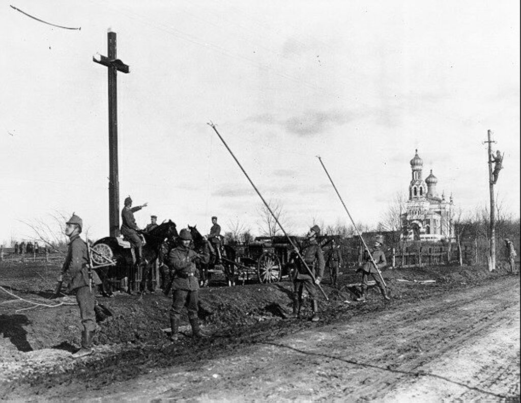 Foto: Deutsche Telegrafisten legen eine Leitung in Russland, um 1917