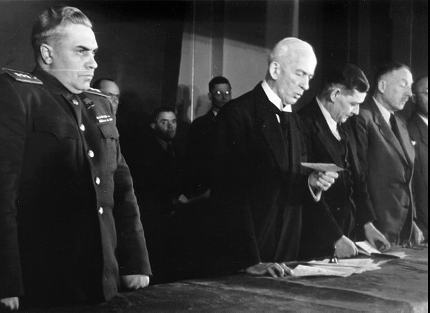 Foto: Amtseinführung des ersten Berliner Nachkriegs-Magistrats, 19. Mai 1945