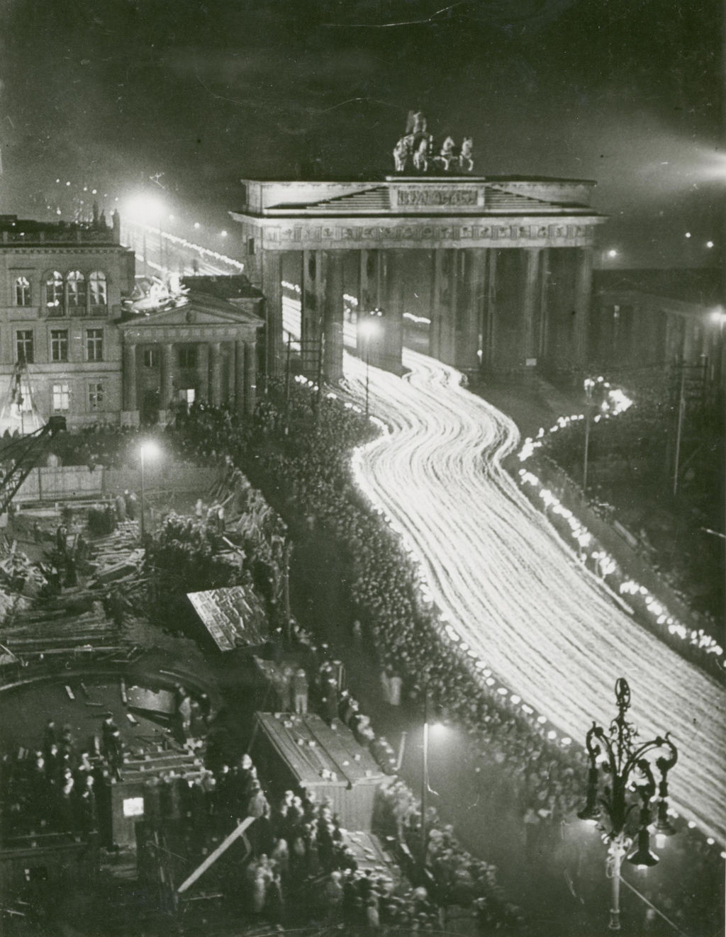 Exponat: Foto: Fackelzug durch das Brandenburger Tor, 1936