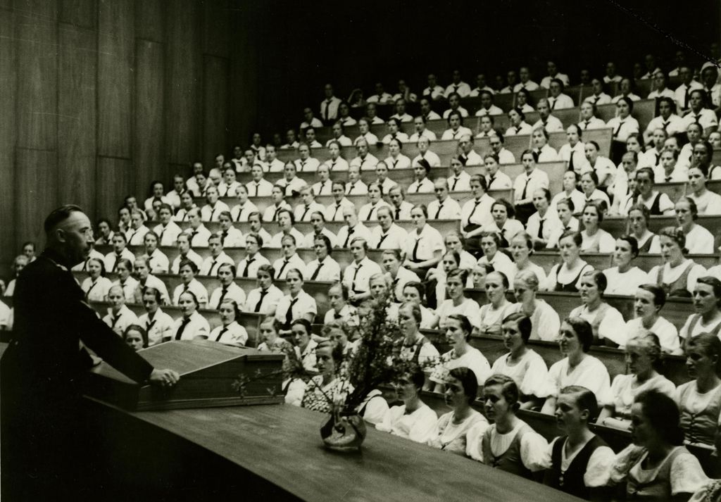 Foto: Heinrich Himmler vor BDM-Unterführerinnen, 1937