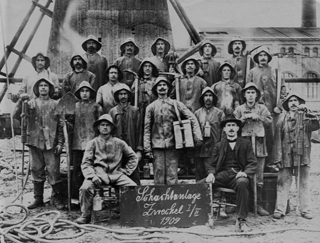 Foto: Bergarbeiter der Schachtanlage Zweckel, 1909