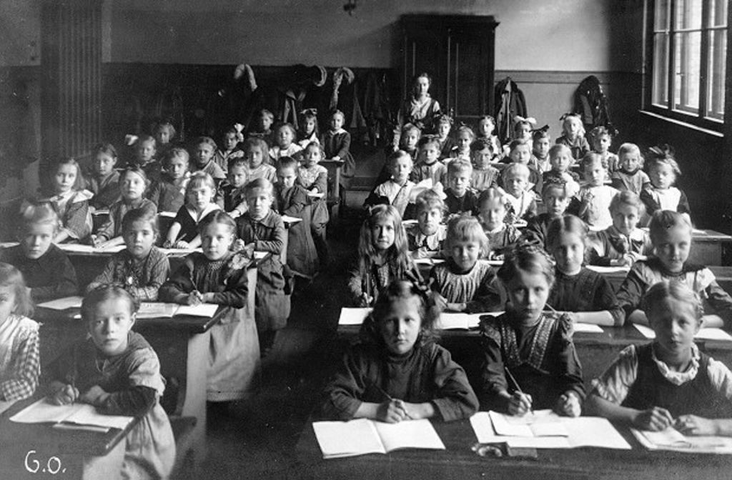 Foto: Mädchen-Schulklasse, um 1910