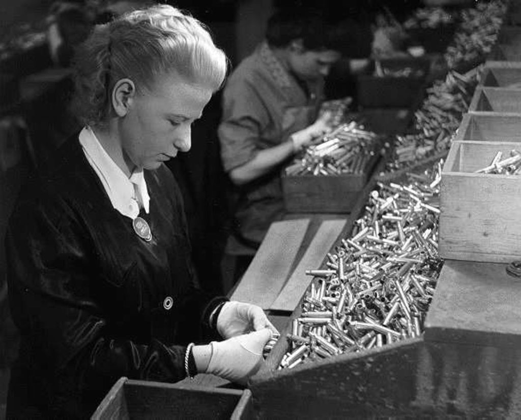 Exponat: Foto: Studentin beim Einsatz in einer Munitionsfabrik, 1941