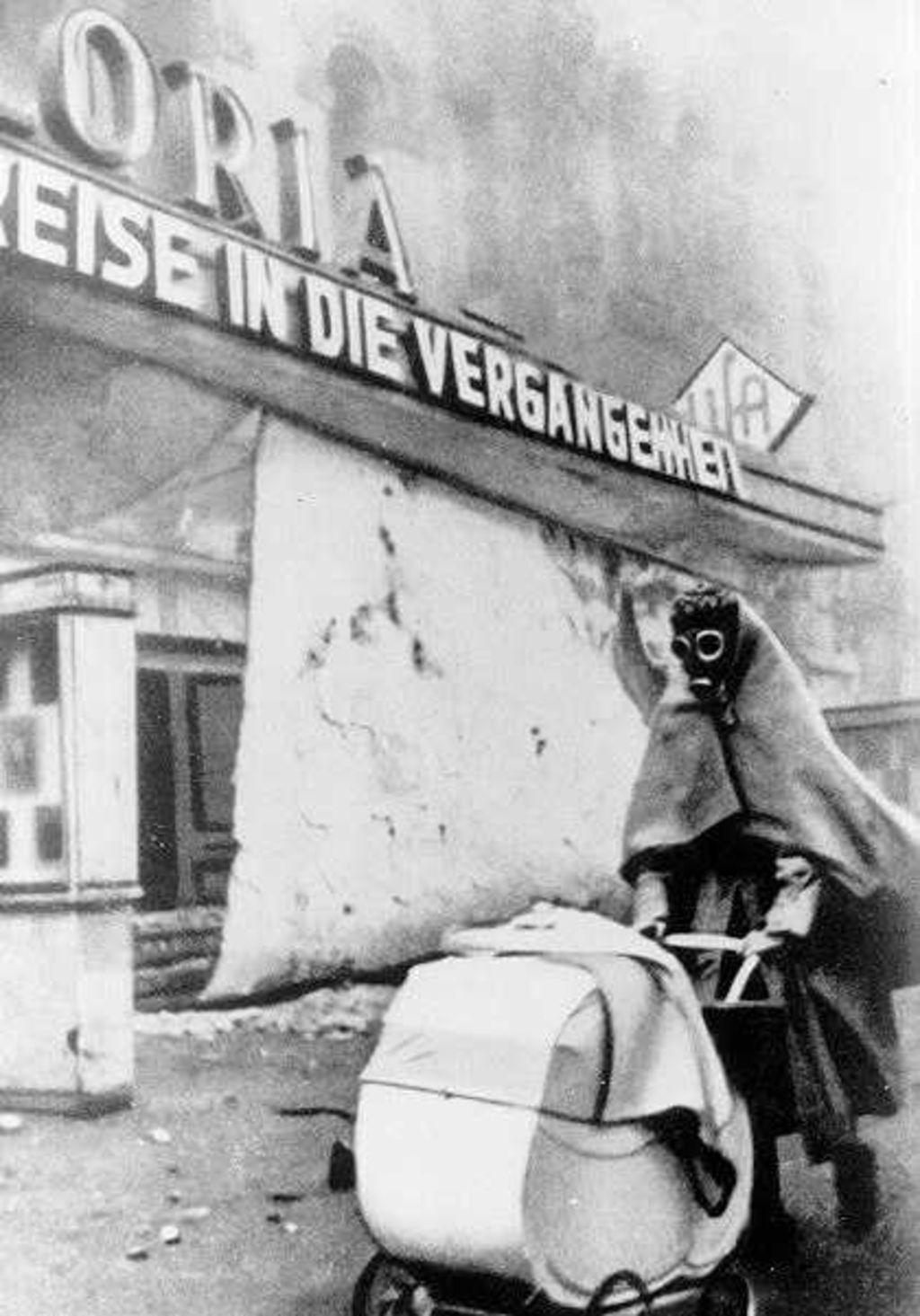 Exponat: Foto: Frau mit Gasmaske bei Luftangriff, 1944