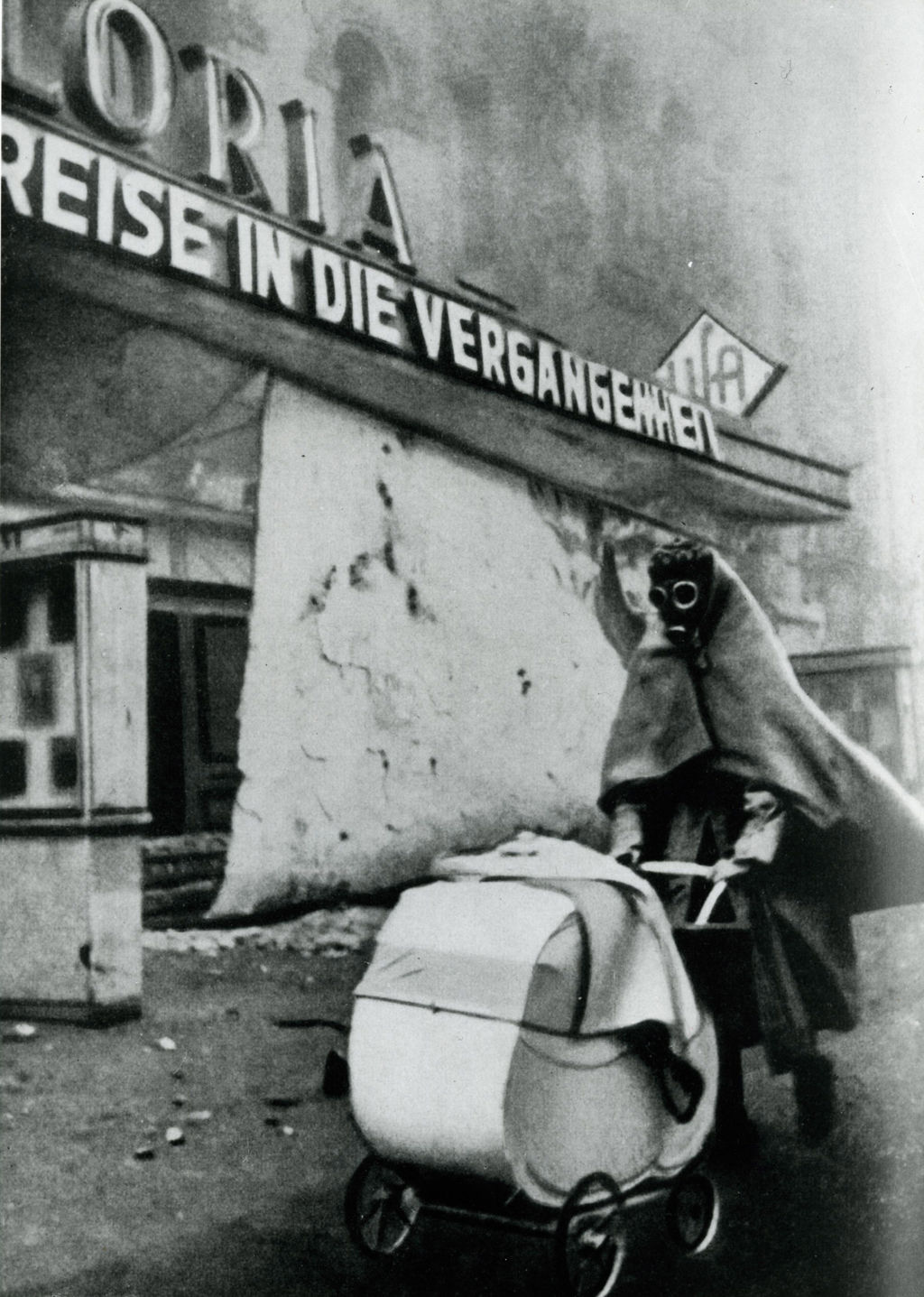 Exponat: Photo: Frau mit Gasmaske bei Luftangriff, 1944