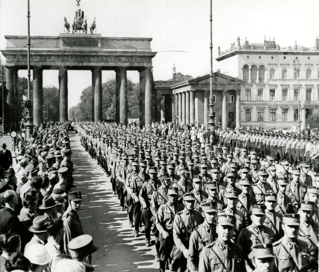 Exponat: Foto: SA marschiert durch das Brandenburger Tor, 1934