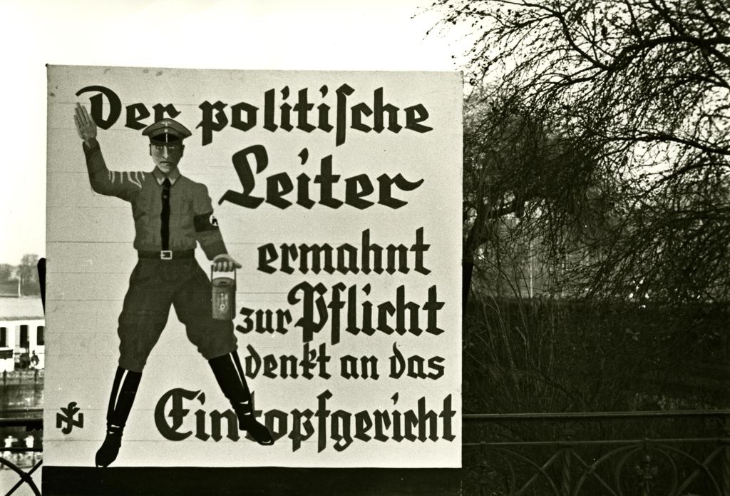 Foto: Propagandaplakat zum Eintopfgericht, um 1935