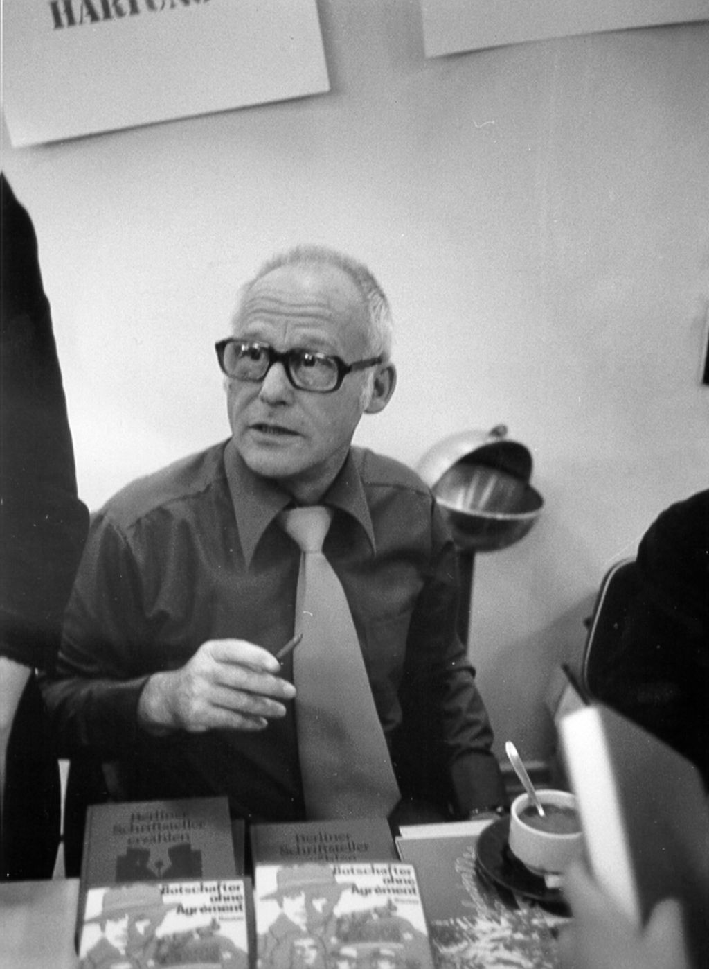 Foto: Harald Hauser während eines Buchbasars in der Kongresshalle am Alexanderplatz, 1976