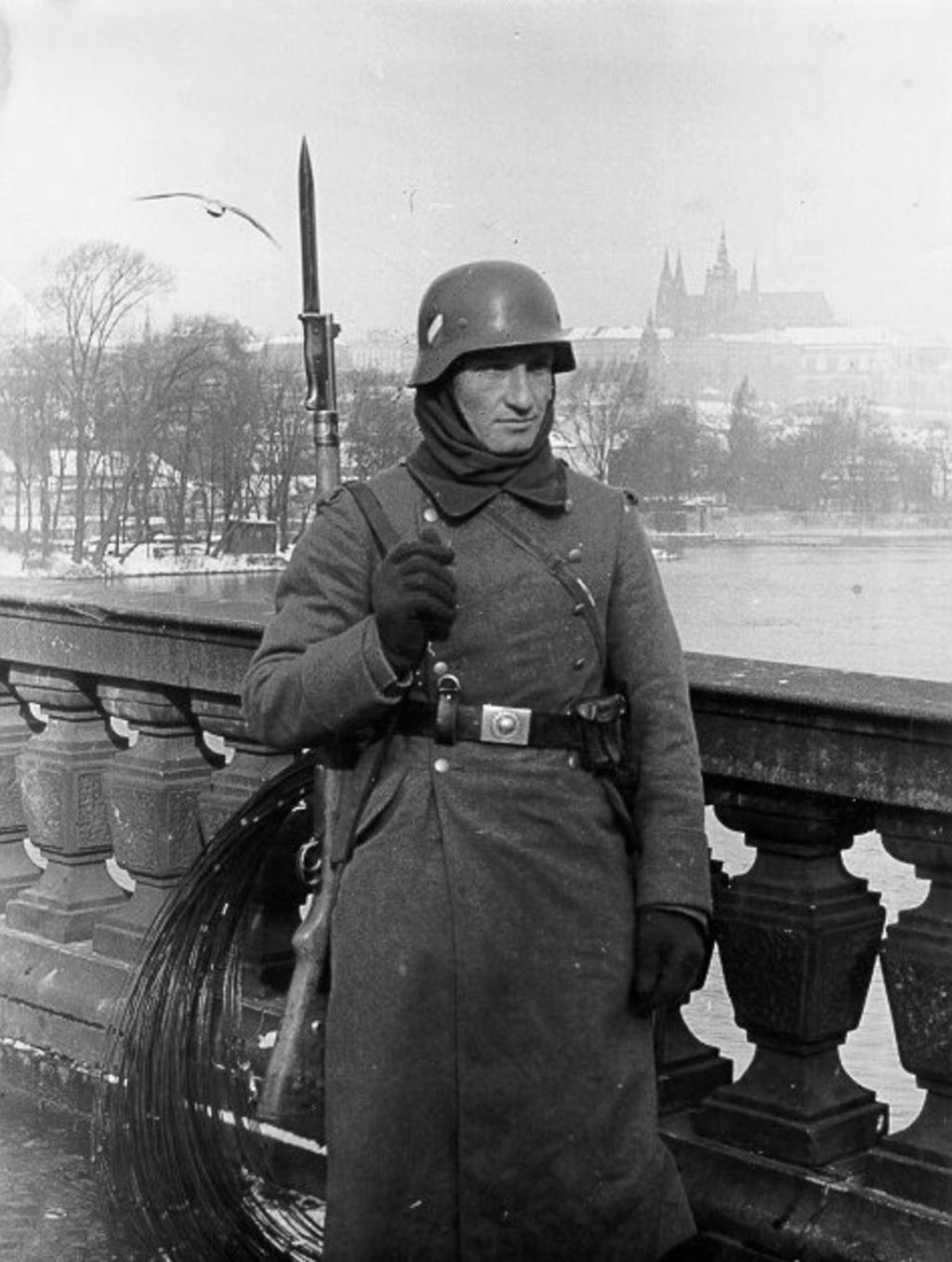 Exponat: Foto: Wehrmachtssoldat in Prag, 1939