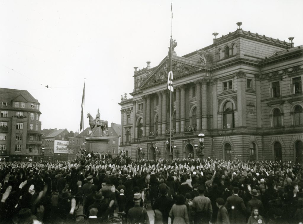 Foto: Kundgebung der Nationalsozialisten vor dem Altonaer Rathaus, 1933