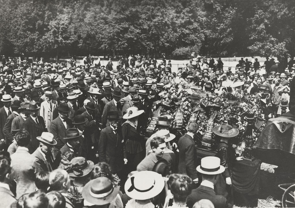 Foto: Beisetzung von Rosa Luxemburg, 1919