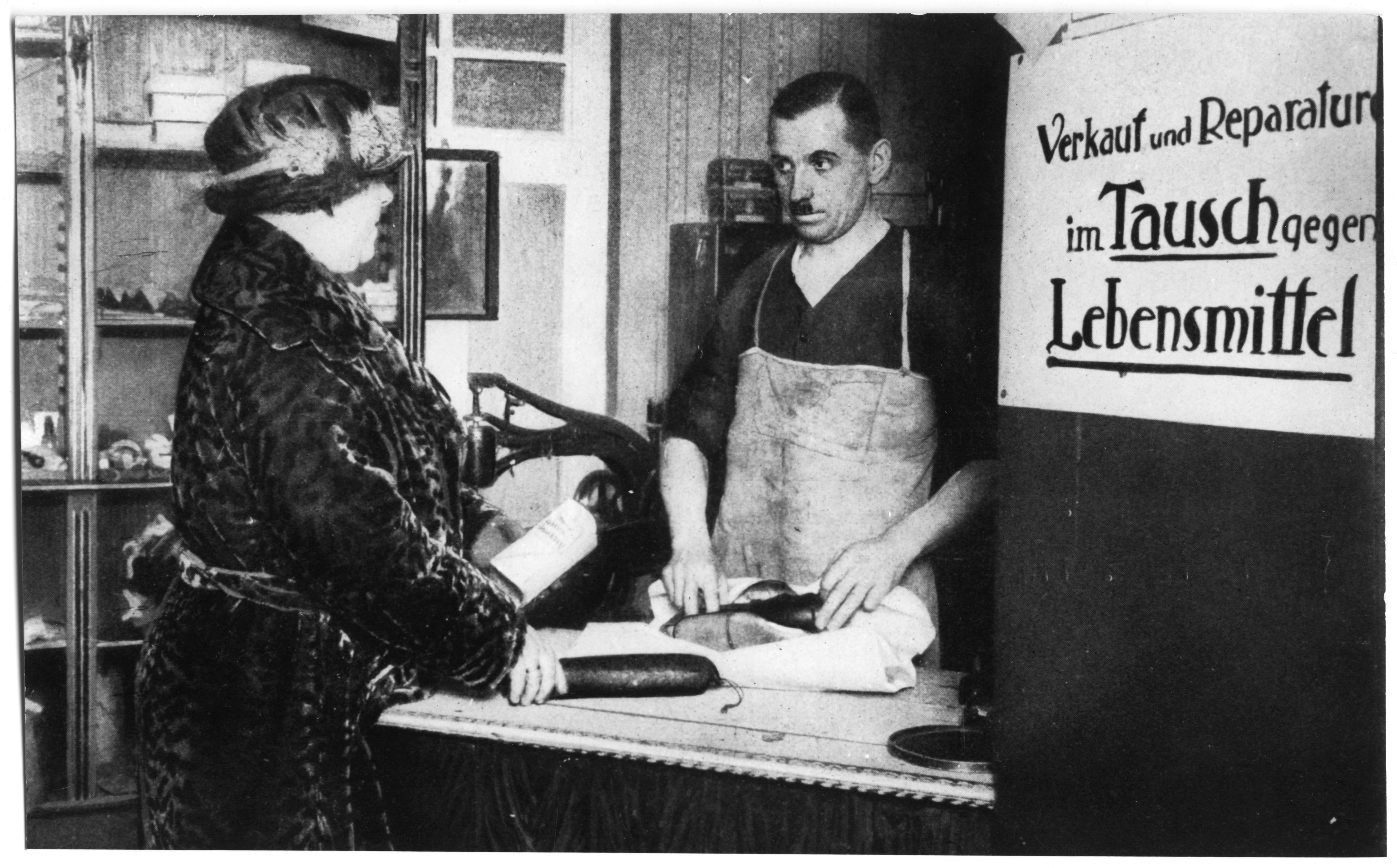 Exponat: Foto: Verkauf im Tausch gegen Lebensmittel, 1923