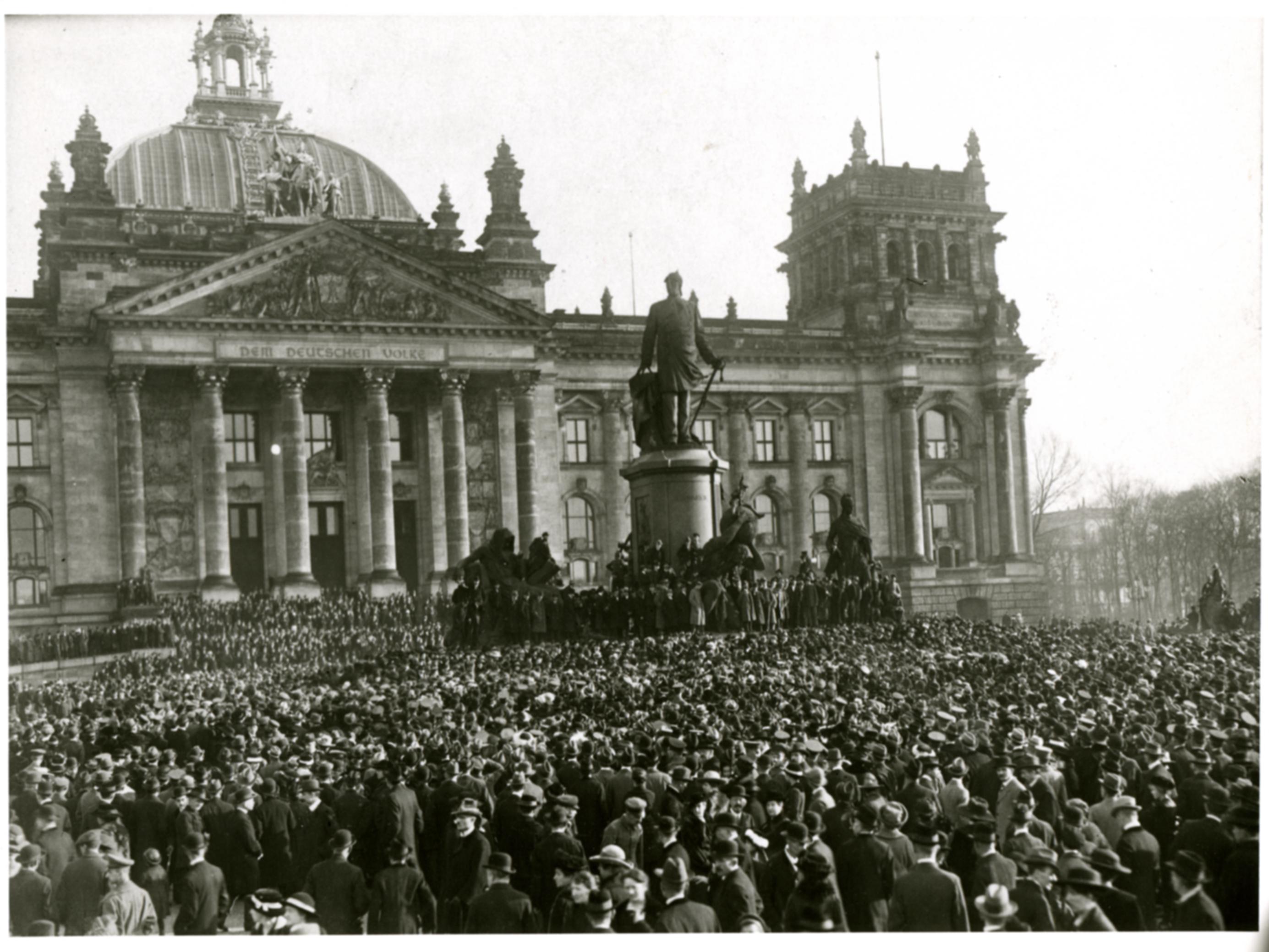 Foto: Ausrufung der Republik durch Scheidemann, 1918