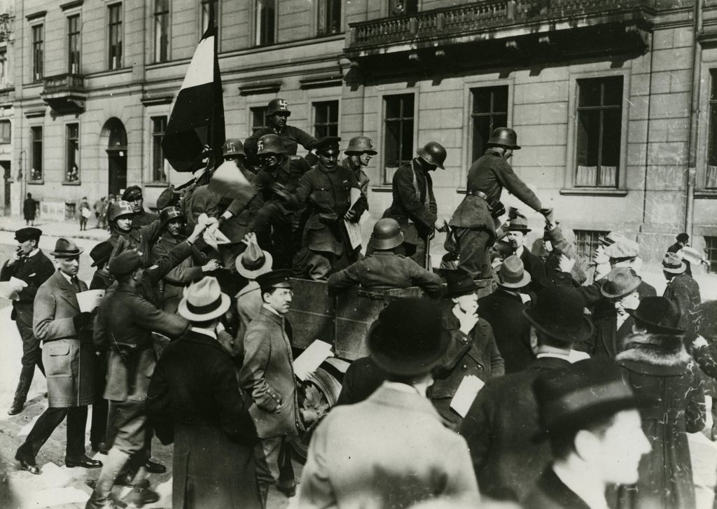 Foto: Kapp-Anhänger verteilen Flugblätter vor der Reichskanzlei, 1920