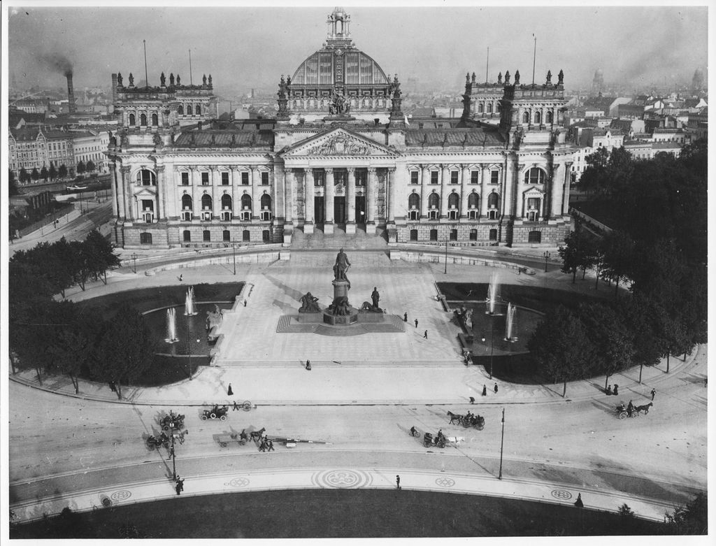 Foto: Das Reichstagsgebäude in Berlin, um 1910
