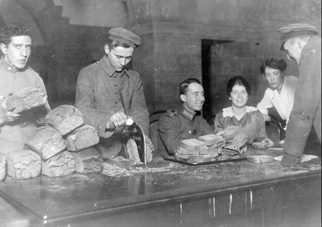 Foto: Brotausgabe beim Arbeiter- und Soldatenrat, 1918