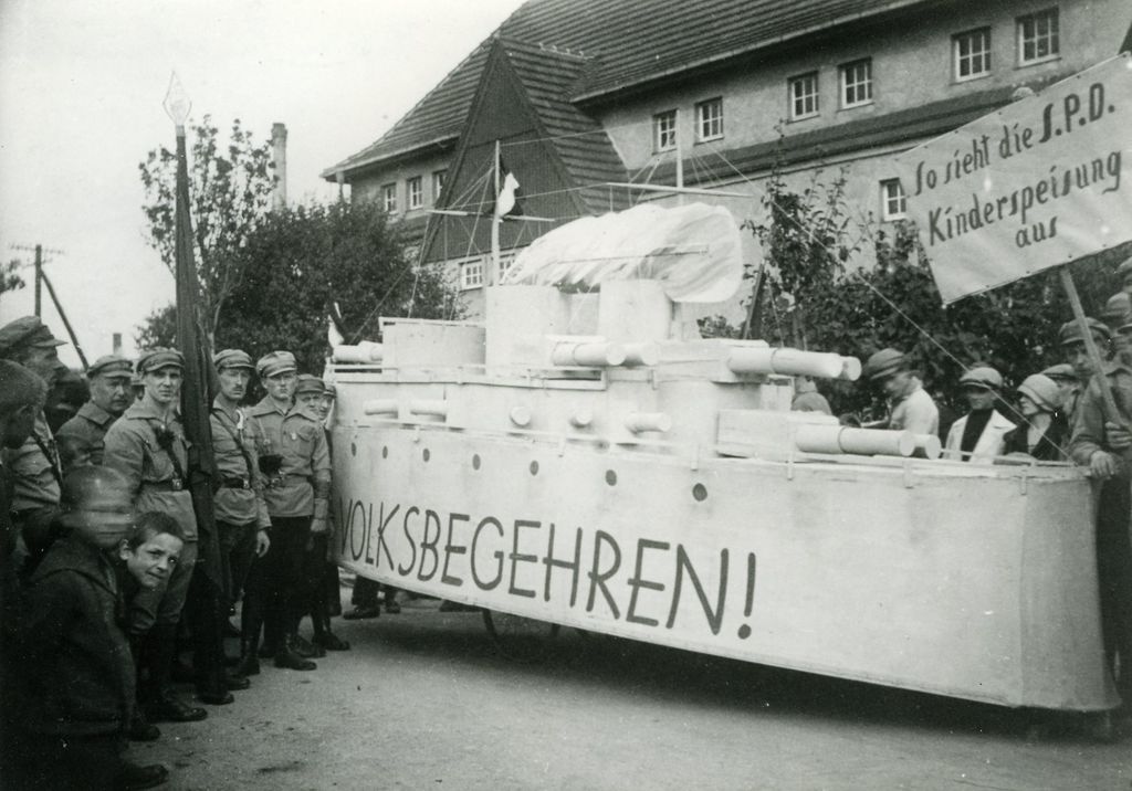 Exponat: Foto: Demonstration gegen den Panzerkreuzerbau, 1928