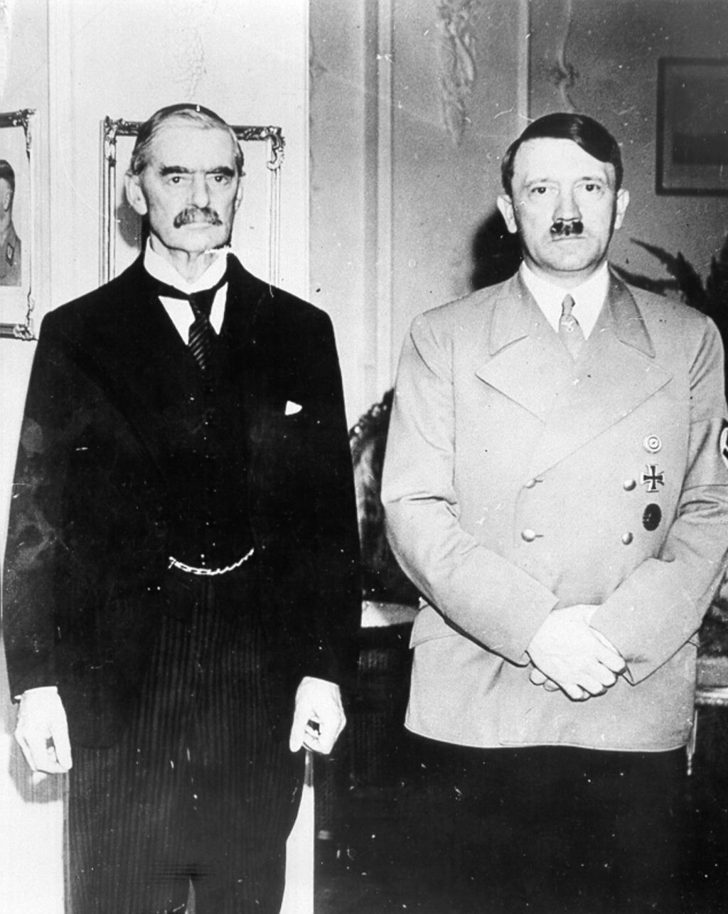Foto: Chamberlain, Arthur Neville (l.) mit Adolf Hitler, 1938