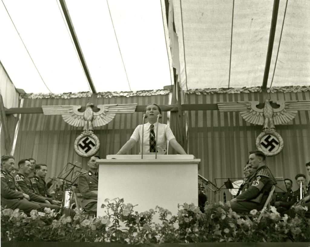 Foto: Reichsfrauenführerin Gertrud Scholtz-Klink bei einer Ansprache auf dem Gautag in Lüneburg