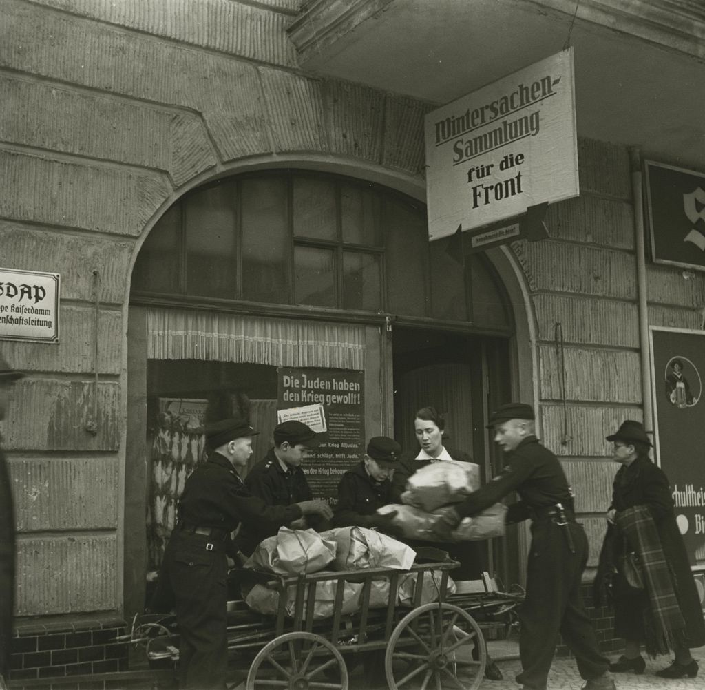 Foto: Kleidersammlung für die Front, 1942