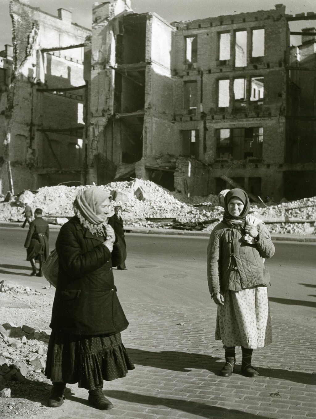 Foto: Bewohnerinnen im zerstörten Kiew, 1942