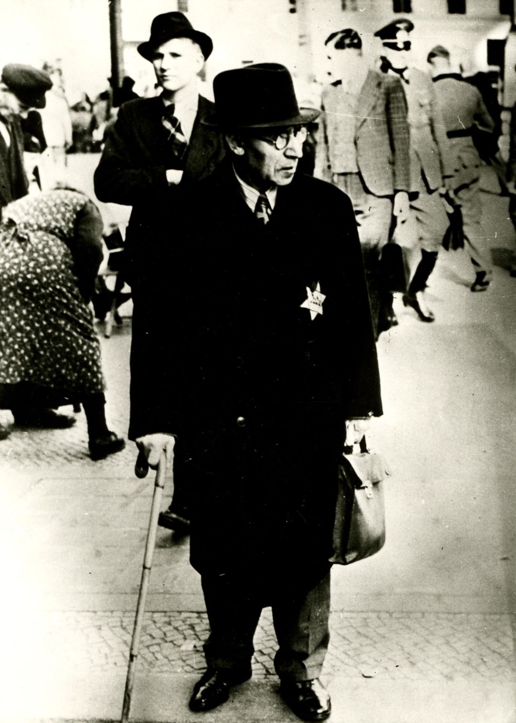 Foto: Mann mit dem "Judenstern" am Mantel, 1941