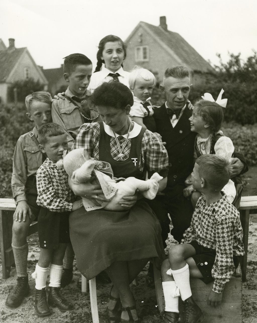 Exponat: Foto: Mutterkreuzträgerin mit ihrer Familie, 1940