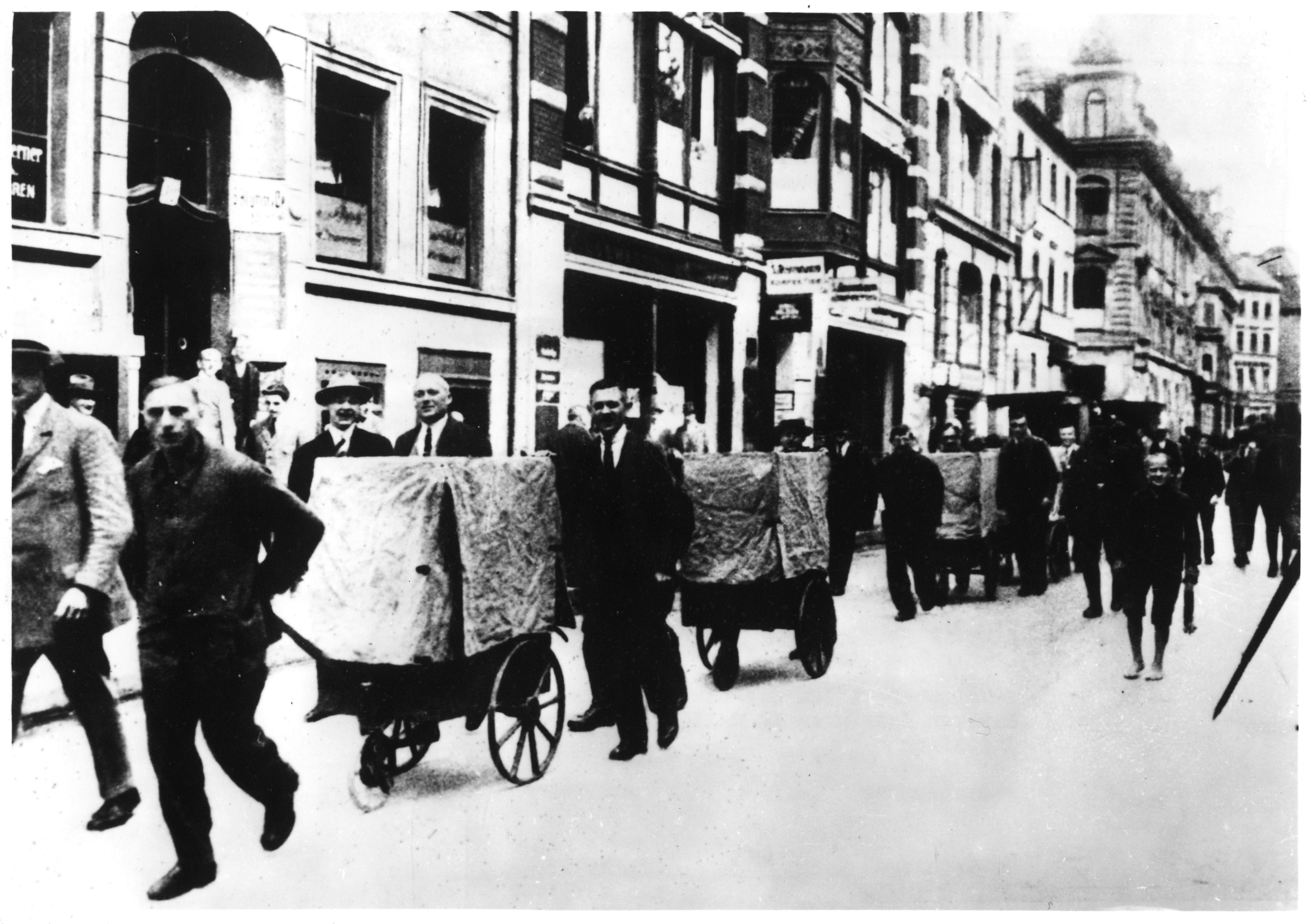 Exponat: Foto: Geldtransport für Lohnauszahlung, 1923