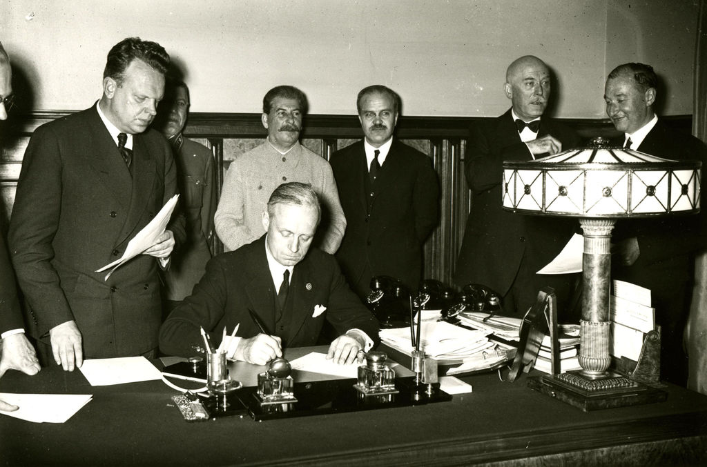 Exponat: Foto: Unterzeichnung des deutsch-sowjetischen Grenz- und Freundschaftsvertrages  durch Außenminister von Ribbentrop, 1939