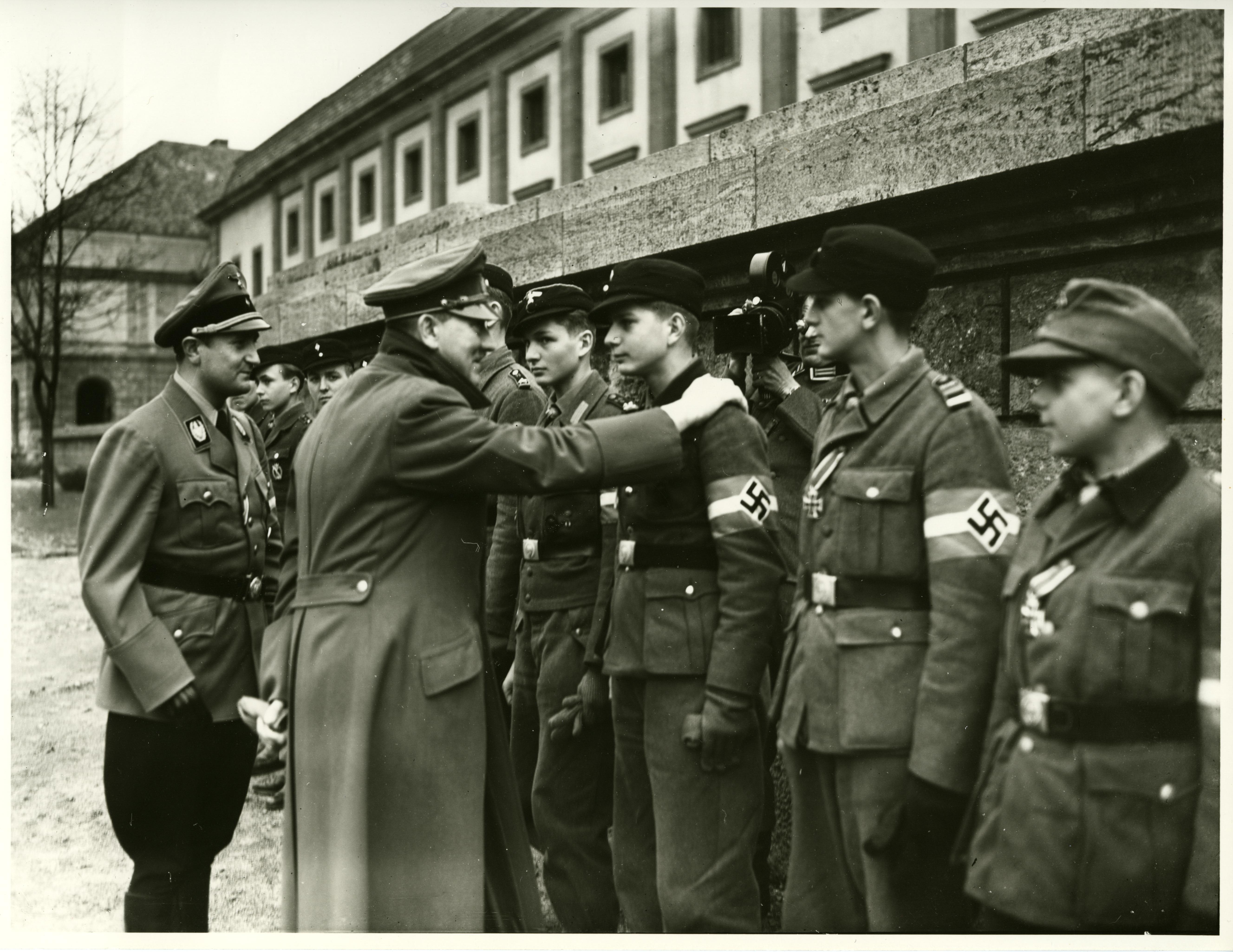 Hitler zeichnet HJ-Mitglieder des Volkssturms aus, 1945