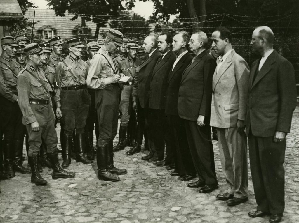 Foto: Einlieferung von Regimegegnern in das KZ Oranienburg, 1933