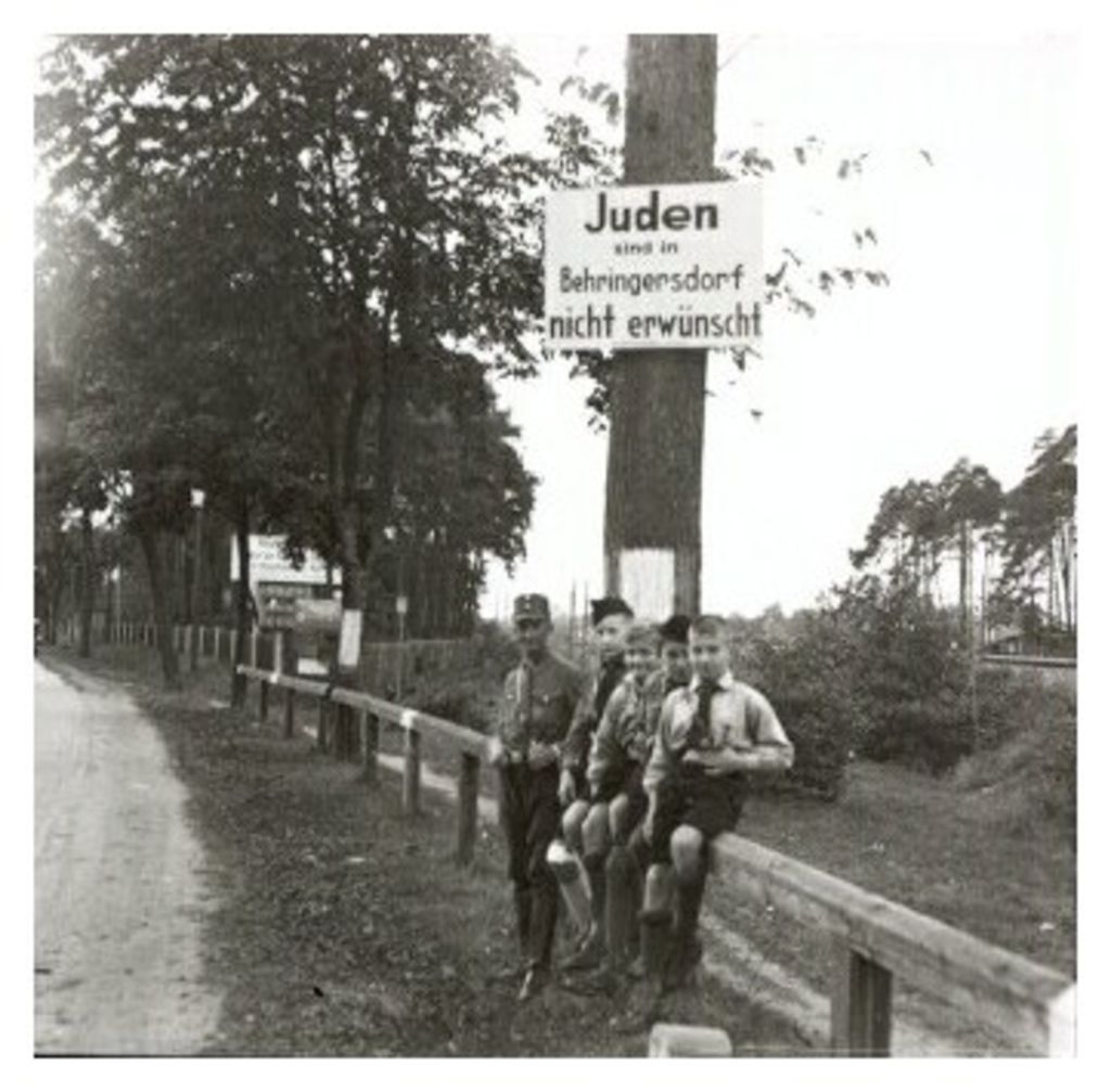 Foto: Antisemitisches Schild am Ortseingang von Behringersdorf, 1933