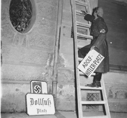 Foto: Schilderwechsel am Salzburger Dollfuß-Platz, 1938