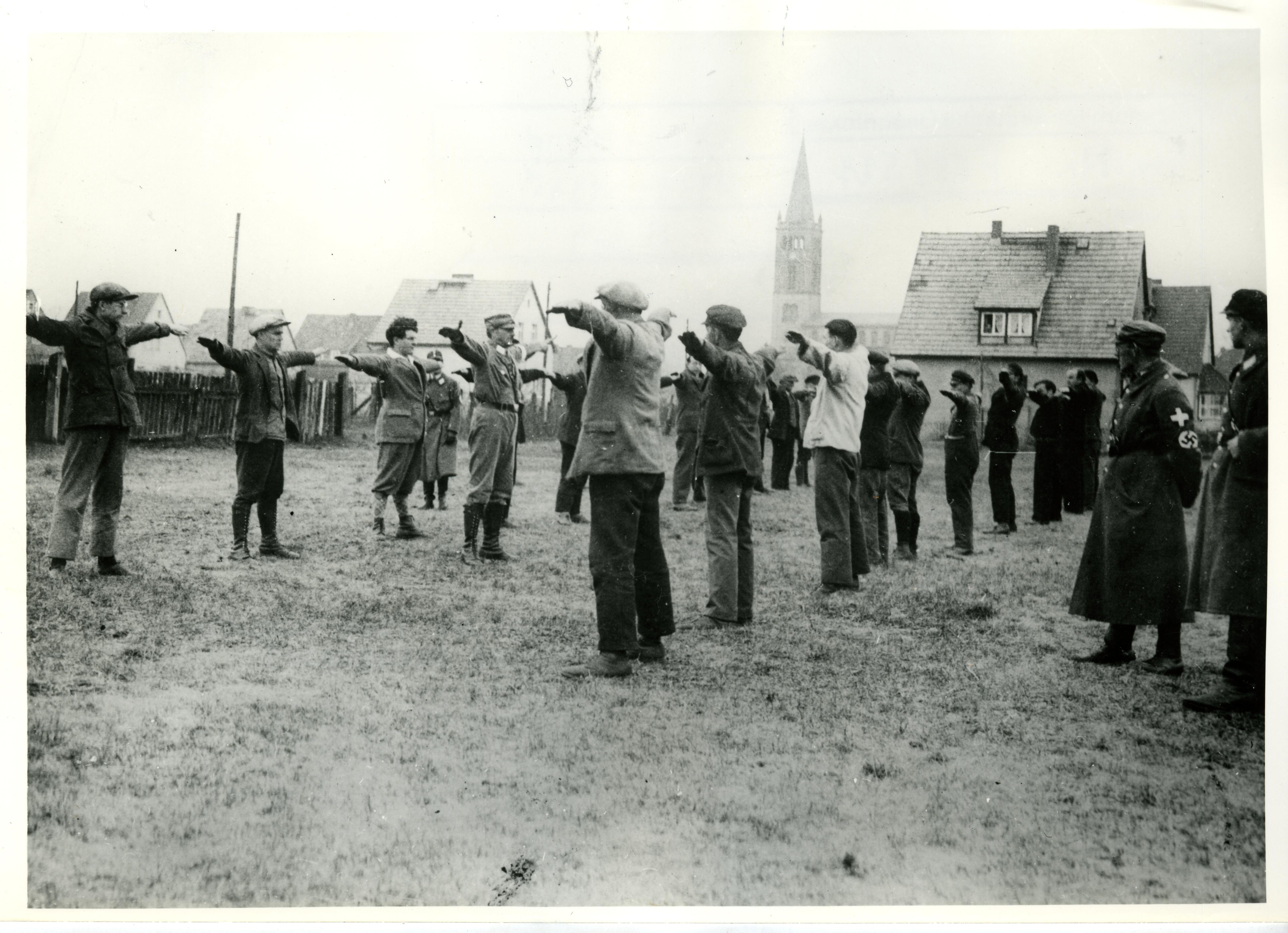 Foto: Häftlinge des KZ Oranienburg beim Frühsport, um 1933