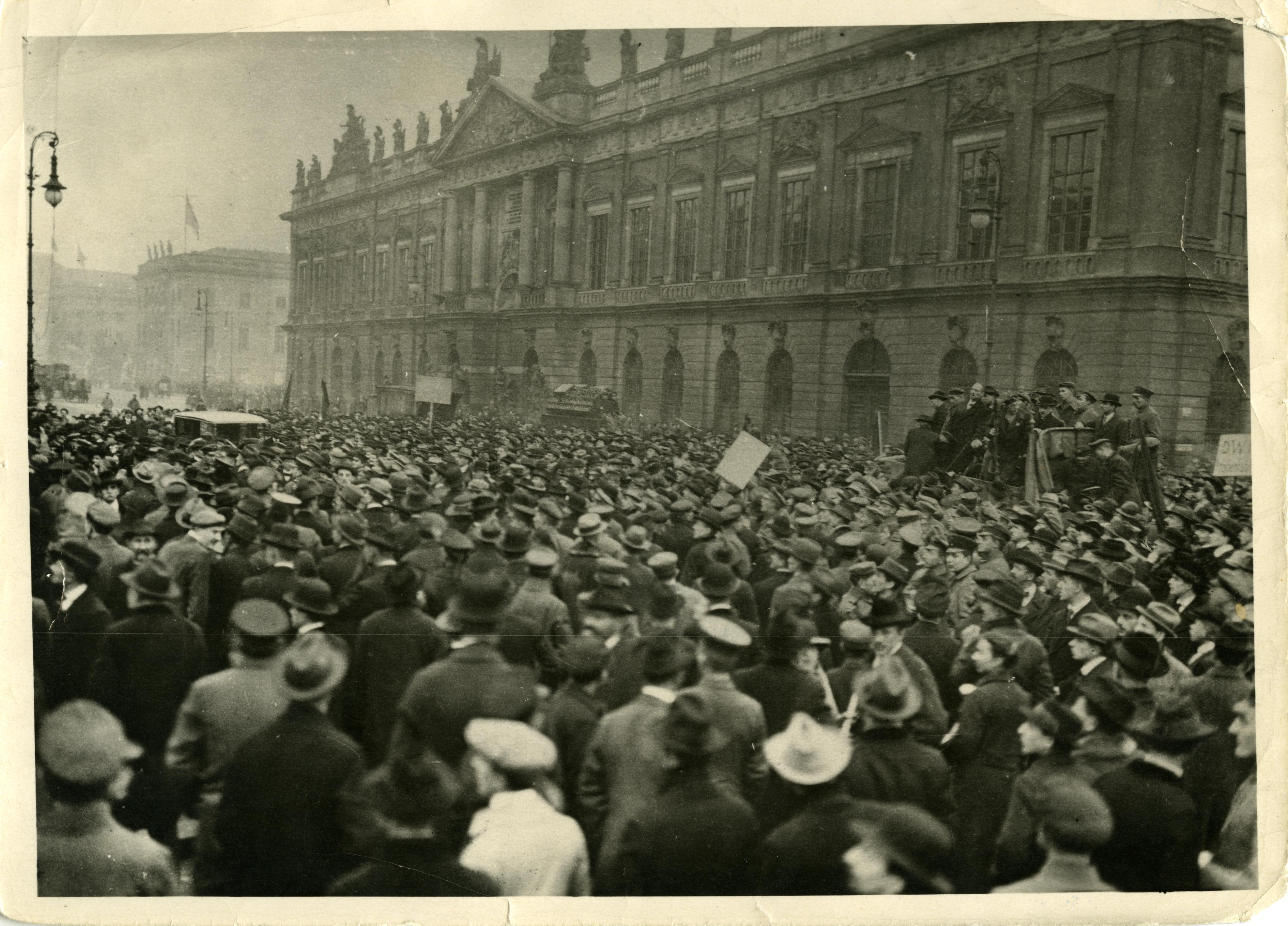 Foto: Karl Liebknecht spricht, 1918